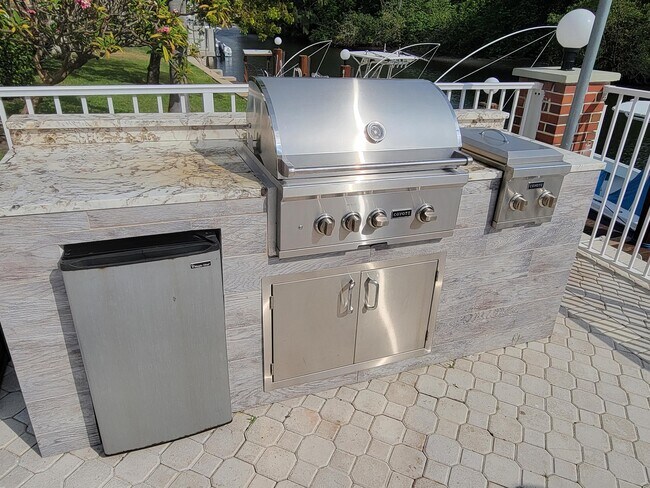 Building Photo - 1340 NE 28th Ave