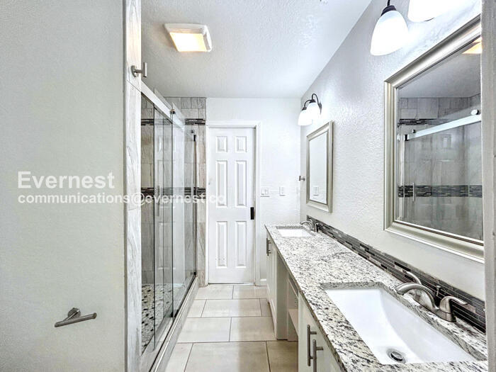 Building Photo - 207 University Ave.