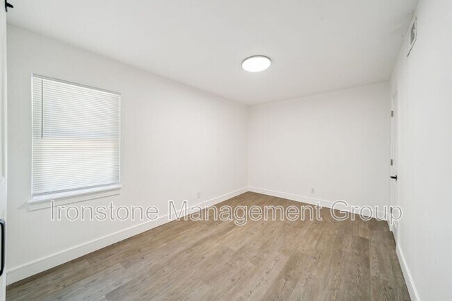 Building Photo - 3165 E 49th St