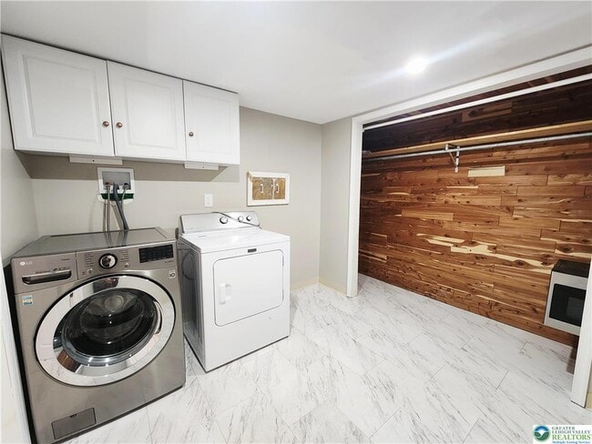 Building Photo - 241 Willow St