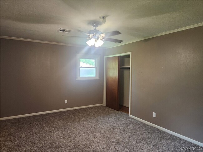 Building Photo - 1203 Oates Rd