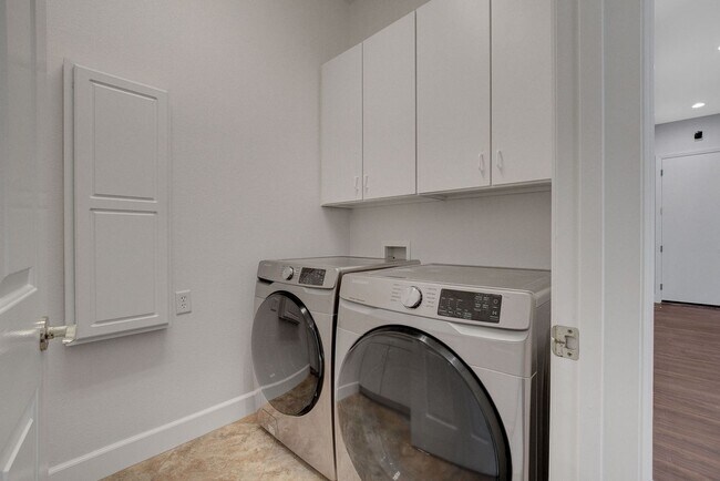 Building Photo - Anthem country Club Golf Community Beauty