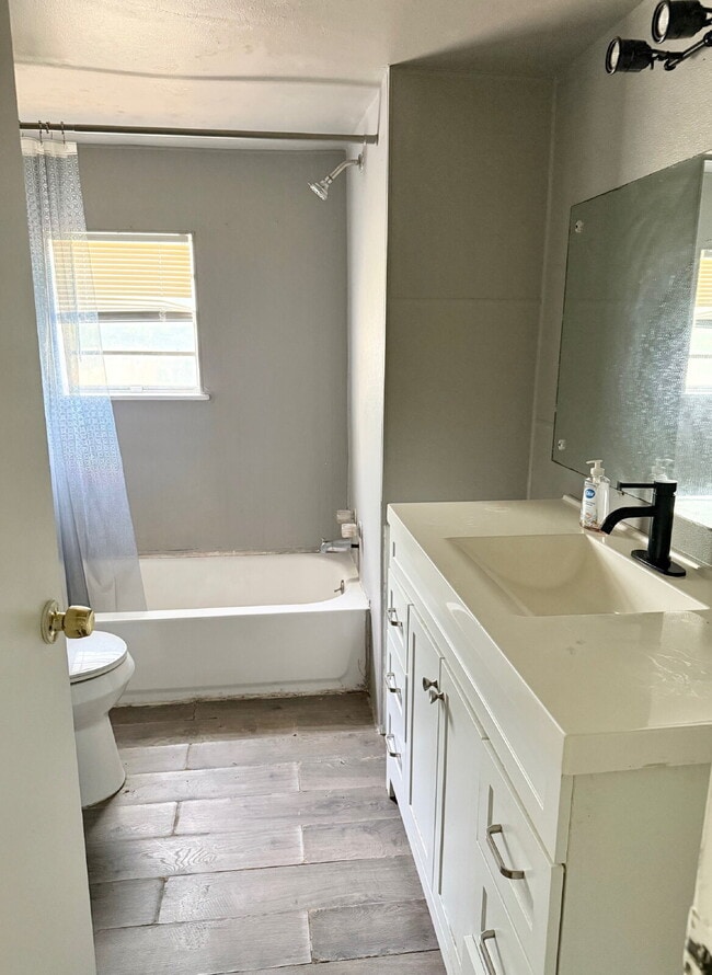 Building Photo - 1-Bed, 1-Bath Home