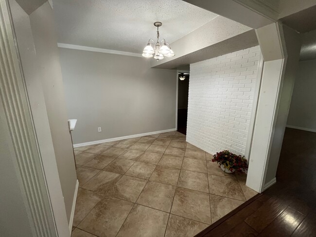 Building Photo - 228 E Circle Dr