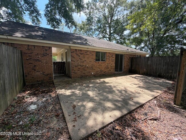 Building Photo - 1695 Ravenwood Ln