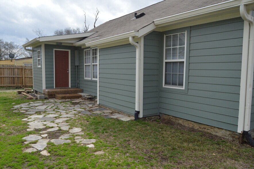 Building Photo - 404 Delaware Ave