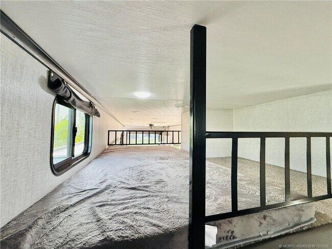 Building Photo - 10725 S Ocean Dr