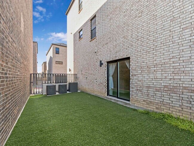 Building Photo - 210 Veracruz Dr