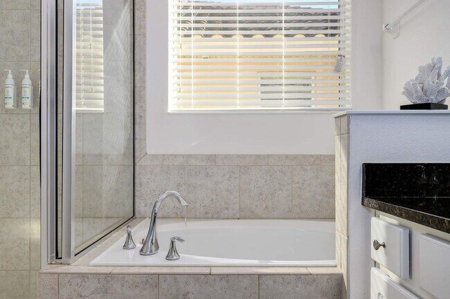 Building Photo - 4140 Oak Tree Dr