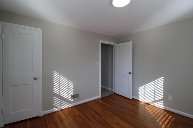 Building Photo - March FREE On This 2 Bedroom 1 Bath Duplex In The Waldo Area