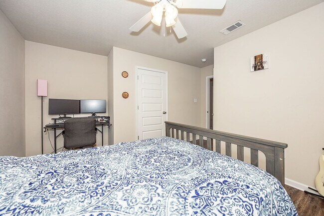 Building Photo - 9125 Bellewood Dr