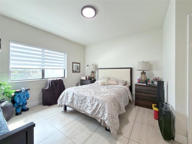 Building Photo - 1053 SW 29th Ct