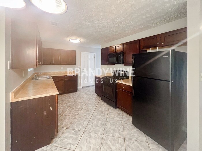 Building Photo - 627 Stonemill Manor