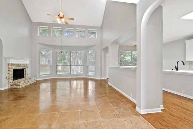 Building Photo - 10724 Thoroughbred Dr