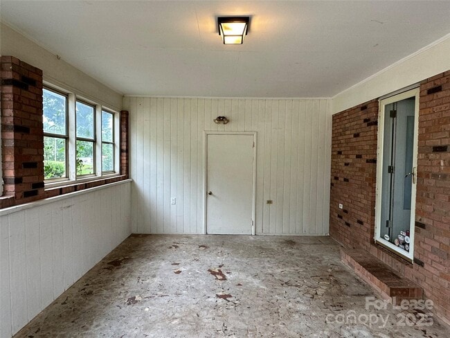 Building Photo - 1600 Plumcrest Dr