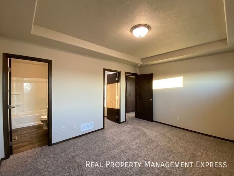 Building Photo - 3 Bed 2.5 Bath Townhome