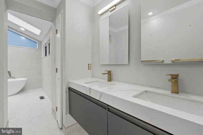 Building Photo - 6251 Lakeview Dr