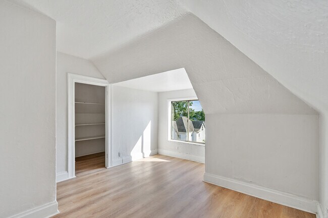 Building Photo - 723 Taylor Ave