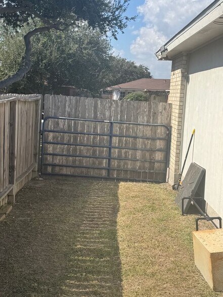 Building Photo - 7806 Grizzley Dr