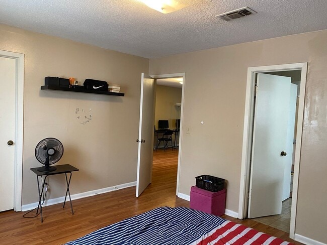 Building Photo - 2 Bed 1 Bath Duplex