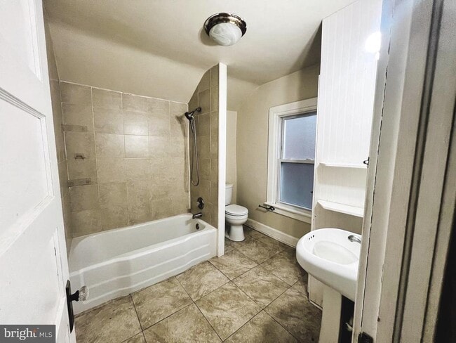 Building Photo - 428 Paxson Ave