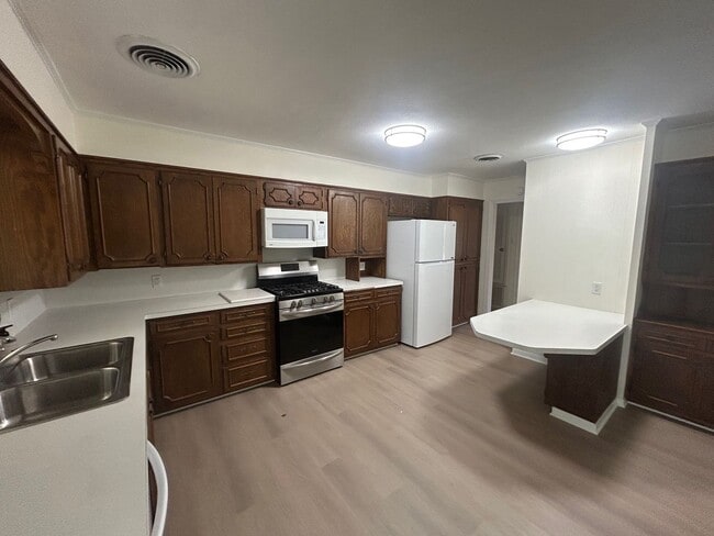 Building Photo - Cute McGregor 3 Bed