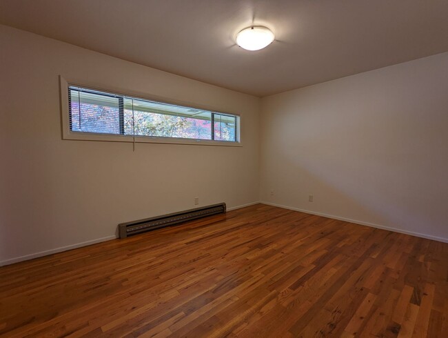 Building Photo - Great 2 bedroom with bonus space located i...