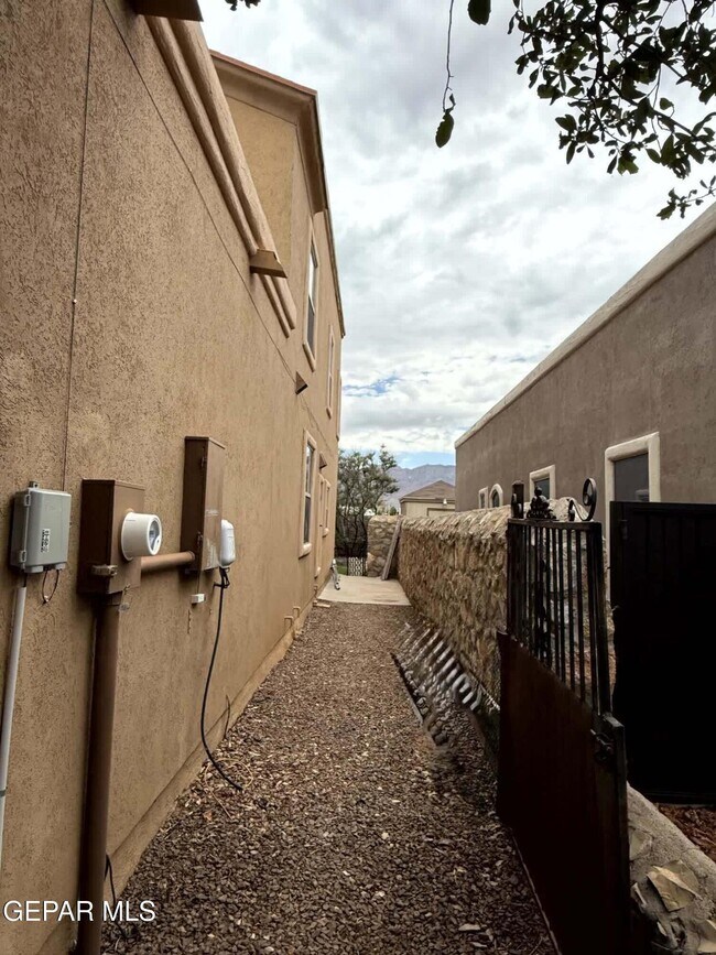 Building Photo - 11533 Merejildo Madrid St