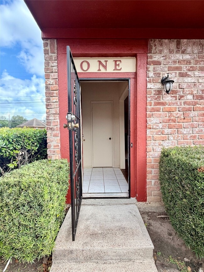 Building Photo - 7700 Creekbend Dr