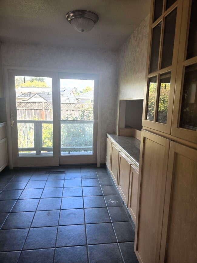 Building Photo - SUPER Spacious Westside Home with BONUS Areas