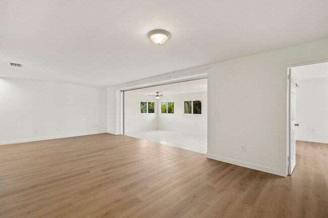 Building Photo - Completely Refurbished 3 Bedroom 2 bath with Florida Room Large backyard