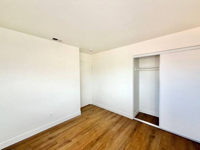 Building Photo - 4 Bedroom 3 Bathroom Cul-de-sac Home with Huge Backyard