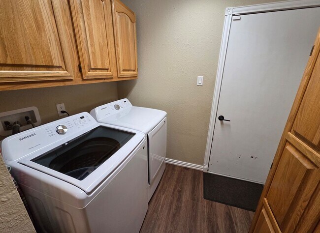 Building Photo - Stunning 3bd/2ba home with gorgeous yard and bonus living space! Coming Soon!