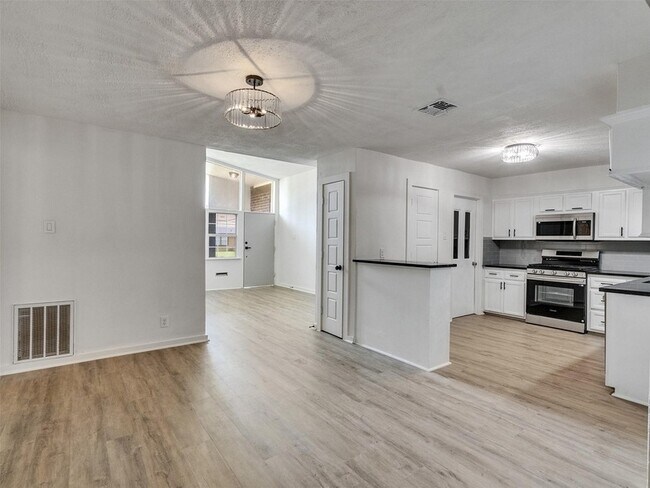 Building Photo - 5627 Southbrook Dr