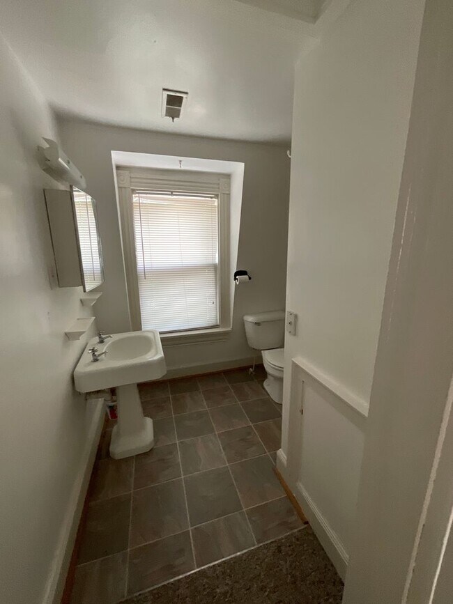 Building Photo - Adorable One Bedroom in Historic Downtown Portsmouth