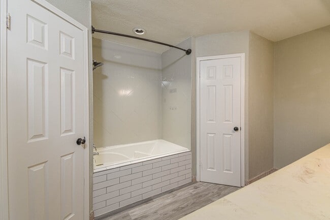 Building Photo - 16911 Summit Oaks Ln