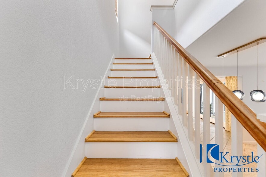 Building Photo - 1010 Madrone Ave