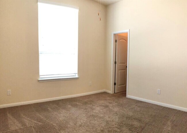 Building Photo - 130 Middle Creek Dr