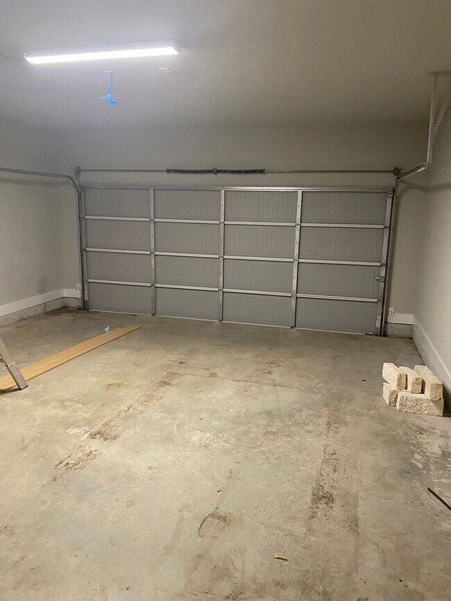 Building Photo - Coming soon! Darling 3/2/2 Fireplace - Walk in Shower - commuter friendly