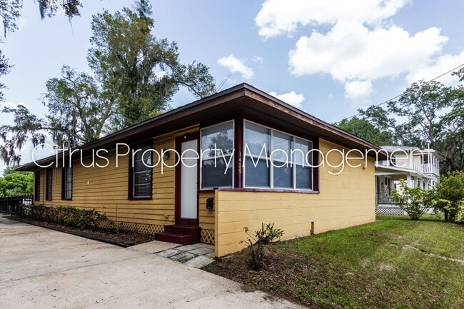 Building Photo - Charming Duplex in Mills 50 District