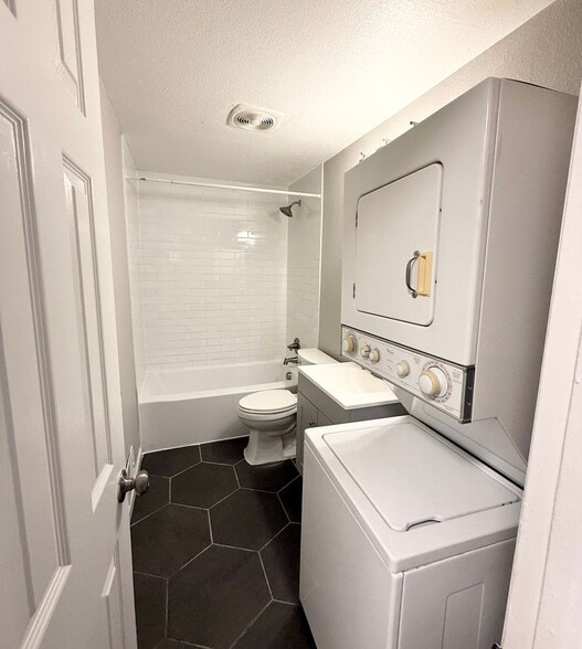 Building Photo - 1381 Xanadu St