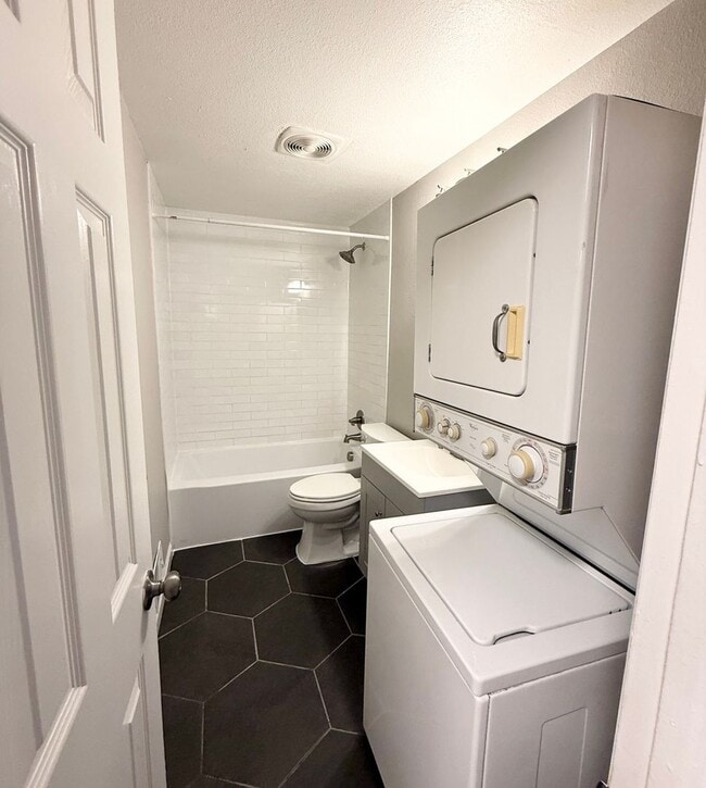 Building Photo - Charming 3BR Duplex in Aurora