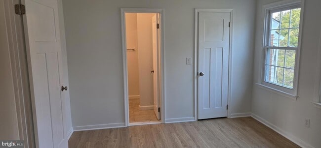 Building Photo - 165B Leeds Ct W