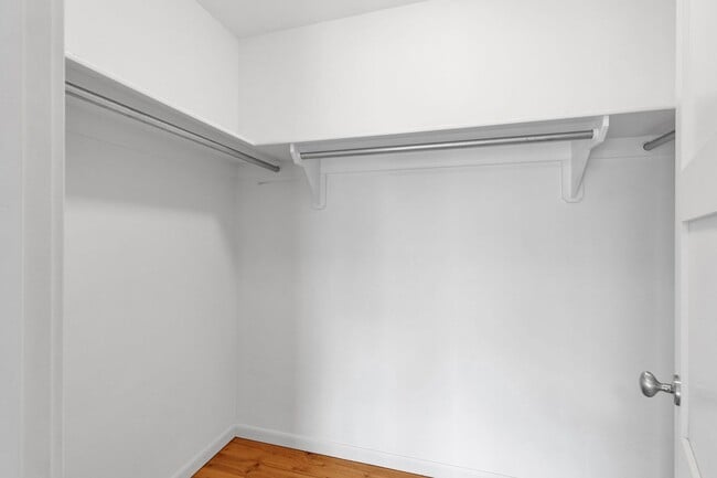 Building Photo - Modern 2 Bed / 2.5 Bath Condo with Office ...