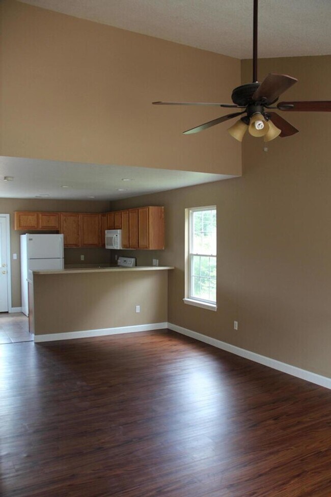 Building Photo - 1301 Robert Ray Dr