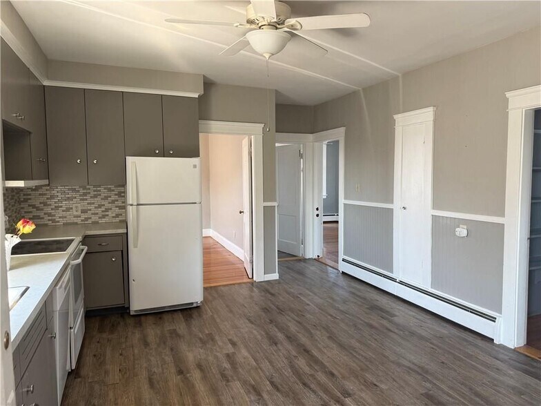 Building Photo - 10 Knight St