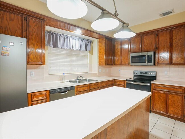 Building Photo - 16322 Red Oak Dr