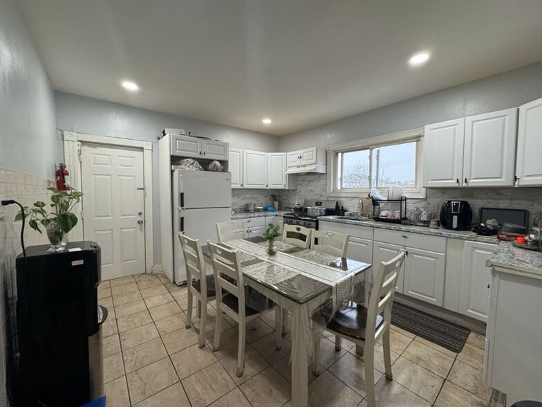 Building Photo - 82-84-84 Jasper St