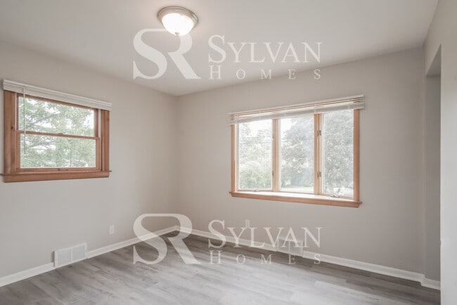 Building Photo - Stunning 3BR, 1.5BA brick home