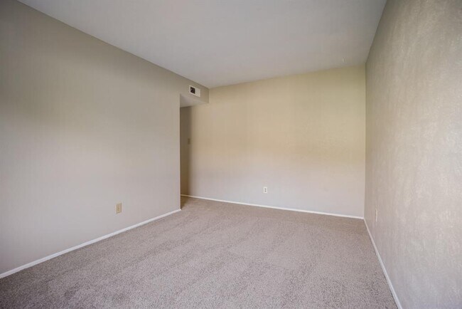 Building Photo - 2822 Canary Ln